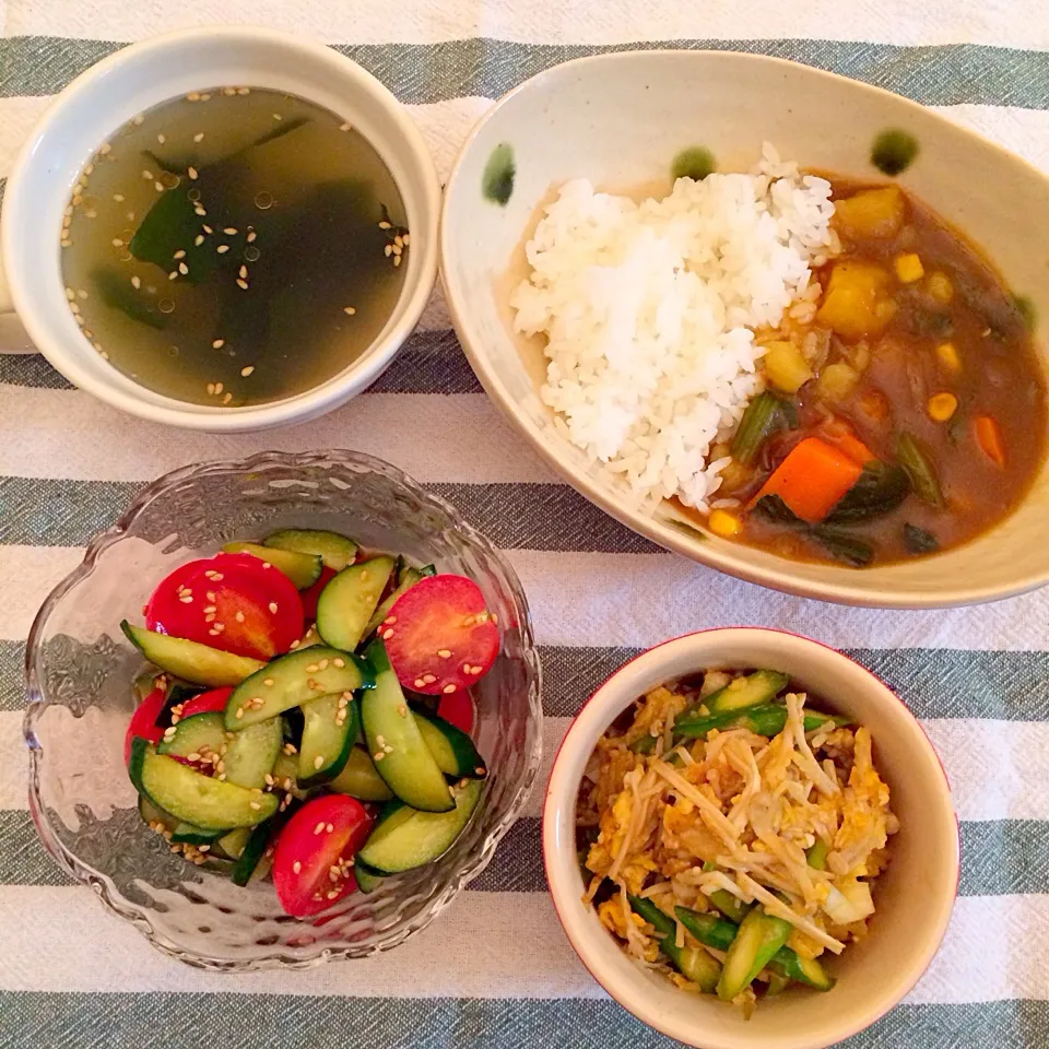 Snapdishの料理写真:野菜カレー＆胡瓜とトマトの中華サラダ＆えのきと卵のオイスター炒め＆わかめスープ|ゆーみんさん