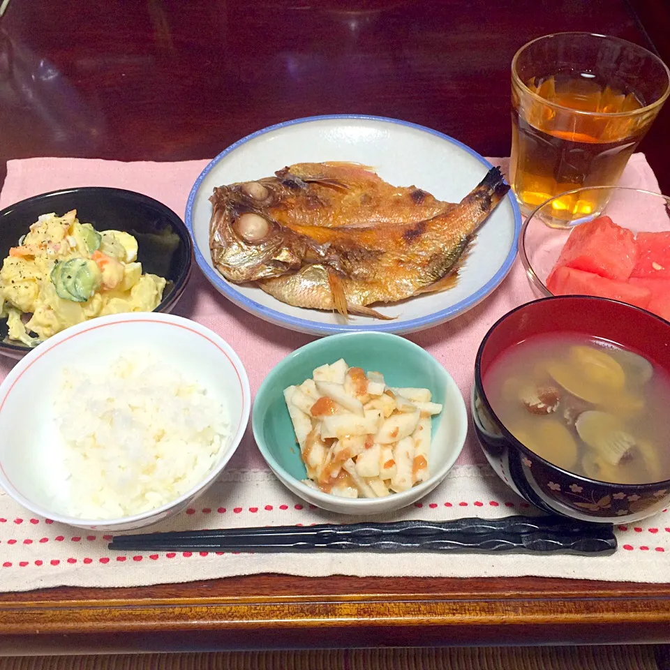 和定食🍚                                 金目鯛の開き、アサリの味噌汁、ポテトサラダ、長芋の梅肉おかか和え、すいかー                                      和食は身体が軽い（＾∇＾）      ごちそうさま♡|♥️さん