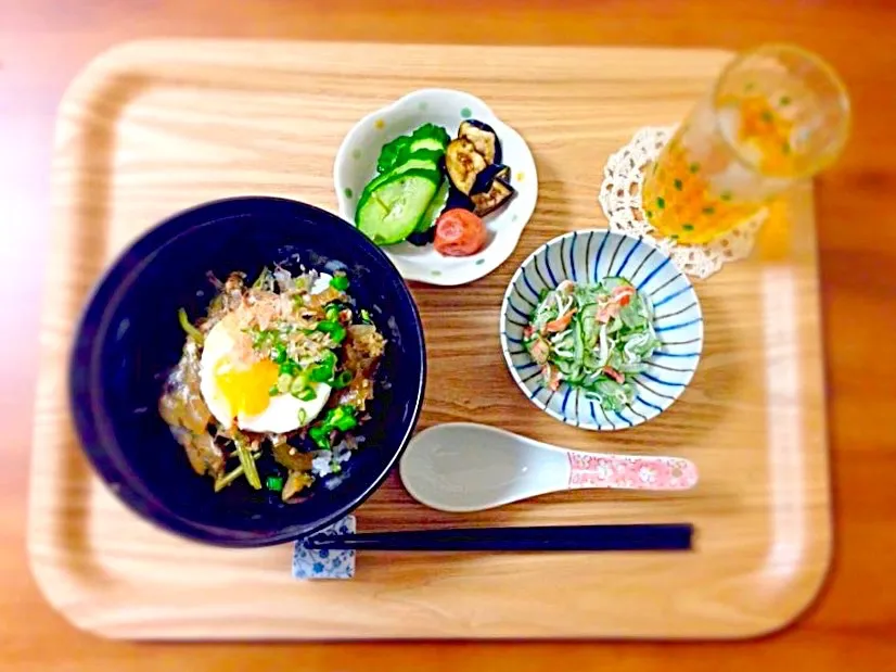 夕食  肉味噌丼 きゅうりの酢の物  浅漬け|Louipuさん