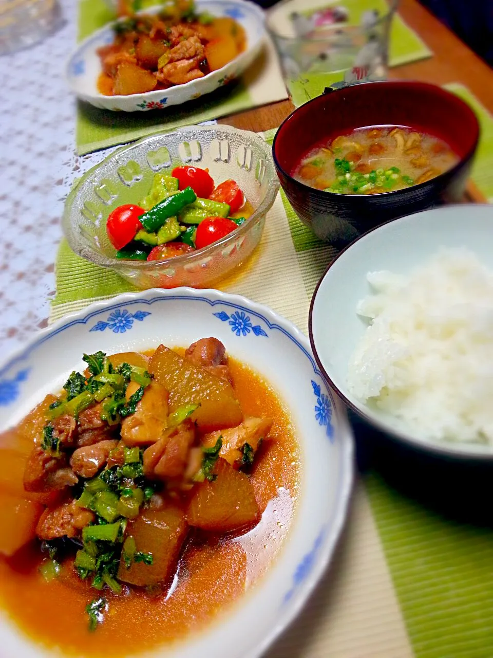 Snapdishの料理写真:6/22の晩ご飯☆鶏肉と大根の煮物・きゅうりとトマトのさっぱり和え|なべちゃんさん