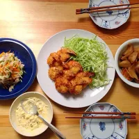 今日の夕飯。エビフライ、切り干し大根サラダ、ジャガイモとさつま揚げの煮物。|Ayako Satoさん