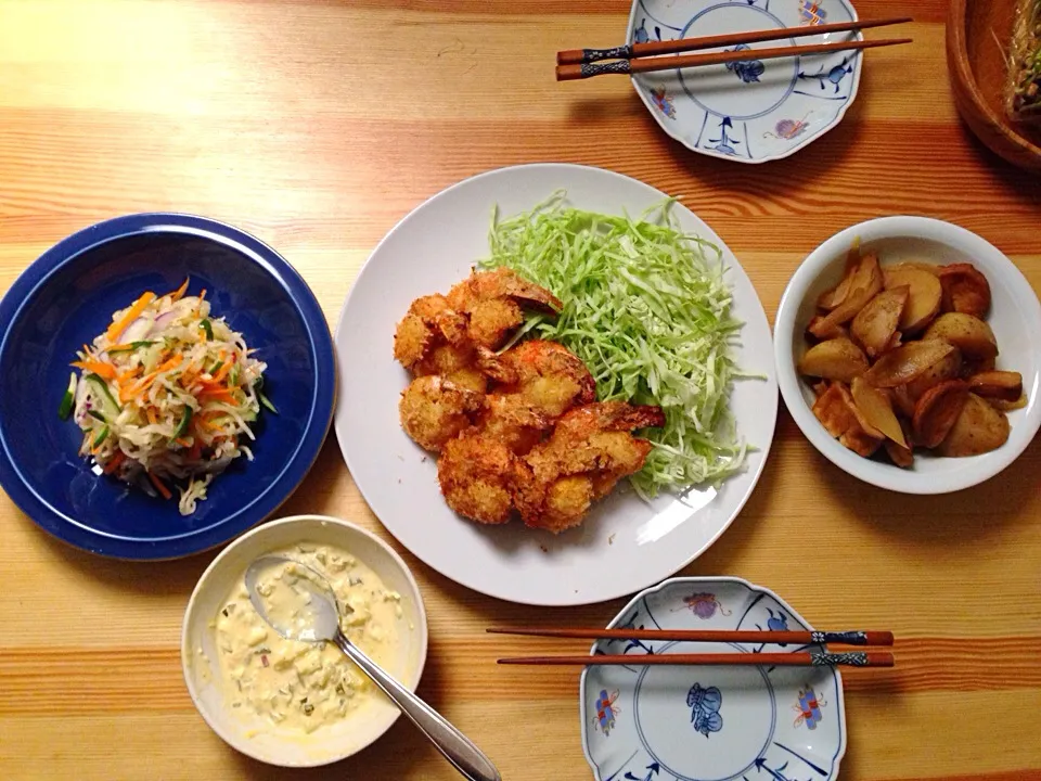 今日の夕飯。エビフライ、切り干し大根サラダ、ジャガイモとさつま揚げの煮物。|Ayako Satoさん