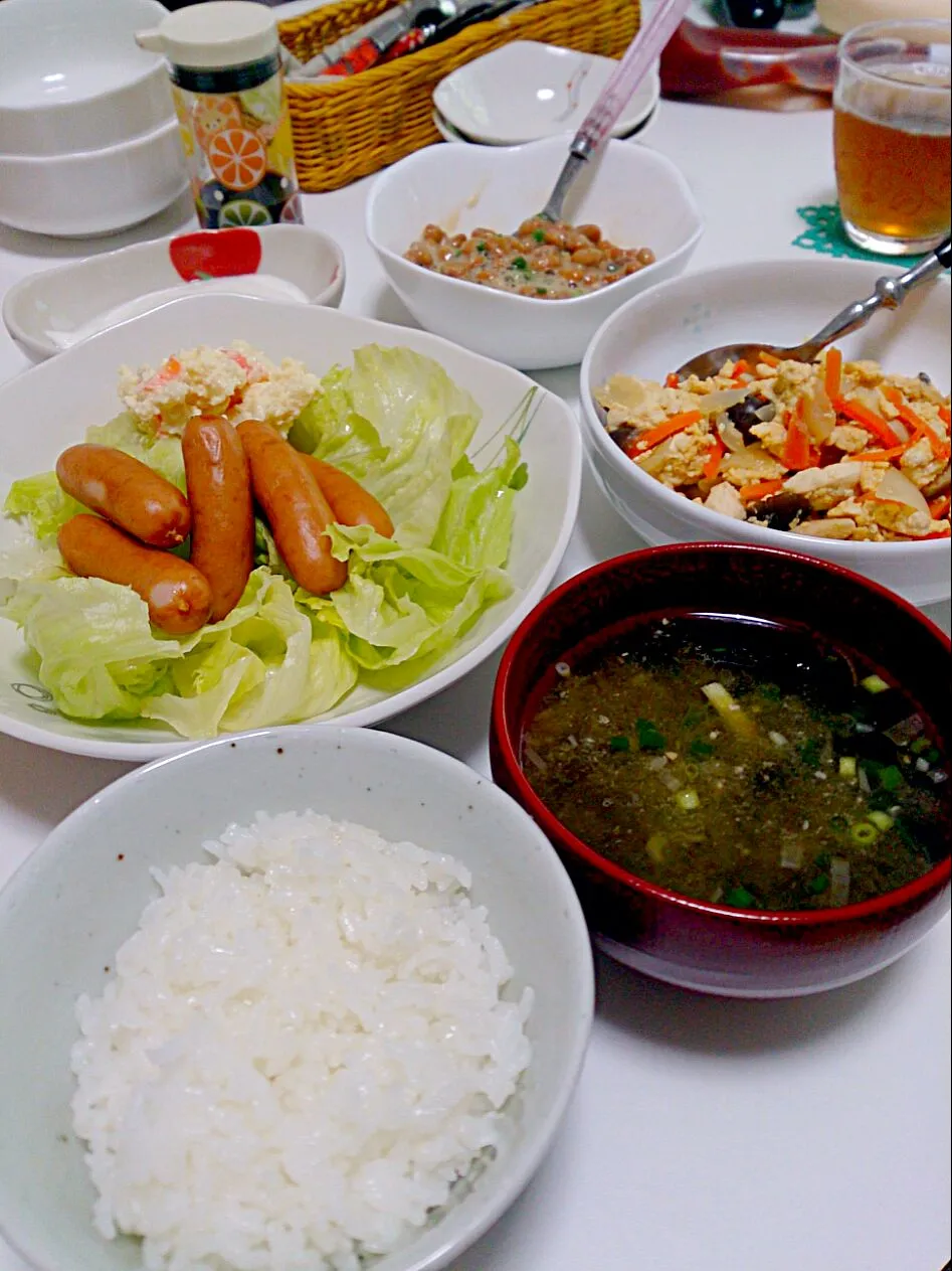 朝ごはん♪ソーセージ、いり豆腐、納豆など。|みんさん