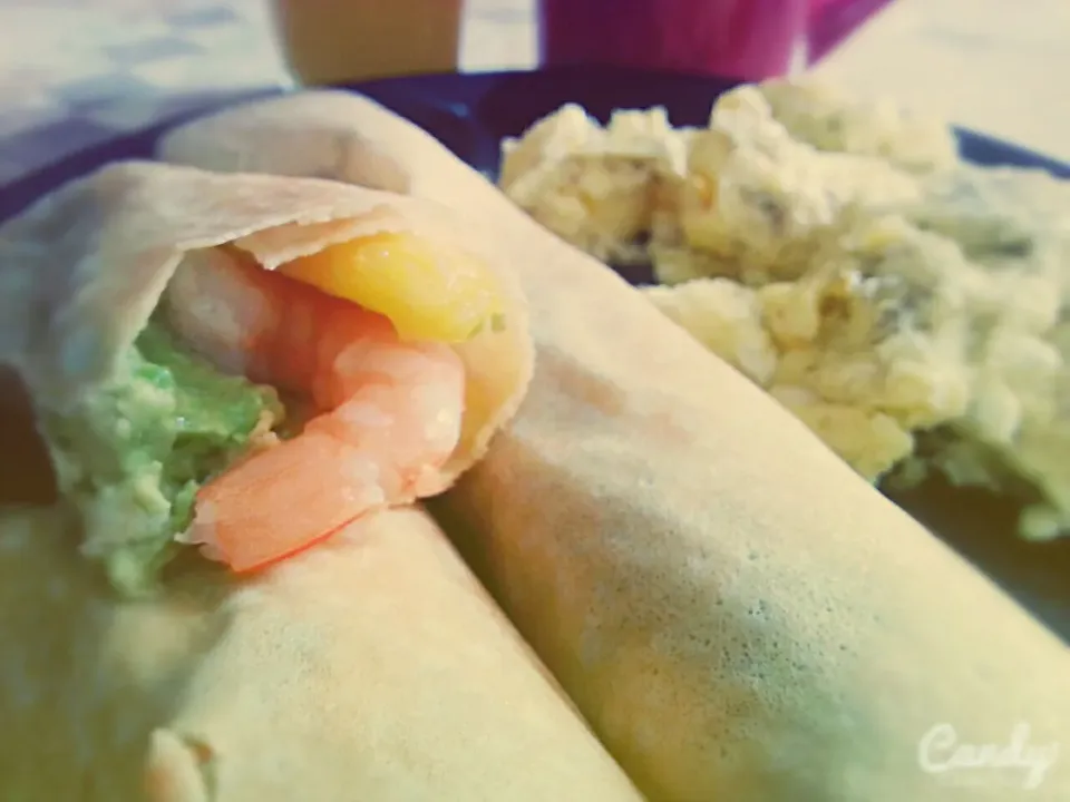 Shrimp, Mango & Avocado Crepes with Scrambled Eggs|Courtney Alizabet Riess Handelさん