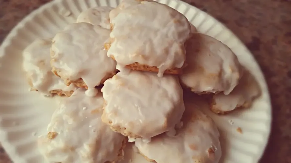 Snapdishの料理写真:From scratch oatmeal cookies with fresh mixed glaze icing #delicious|Katy Simmonsさん