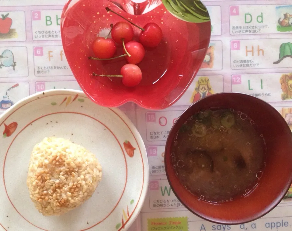 息子朝ごはん🍙玄米焼きおにぎり|かわちさん