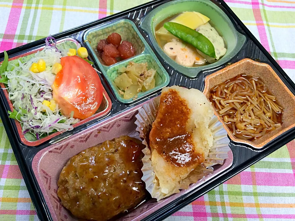 Snapdishの料理写真:ハンバーグ照り焼きソース 日替わり弁当 豊川市宅配|Naokazu Kuritaさん