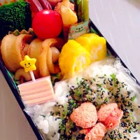 Snapdishの料理写真:長男くんお弁当ヽ(*ﾟ∀ﾟ*)ﾉ明日から給食再開〜|りえさん