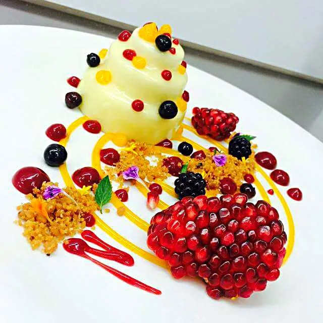 "Dessert On crack" pomegranate spongecake white chocolate glaze passionfruit raspberry gumdrops coconut almond streusel berries and pomegranate seeds|CHUENCHAIさん