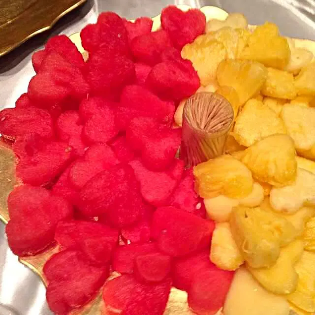 heart shaped Watermelon and pineapple with mint flavored tooth picks|CHUENCHAIさん