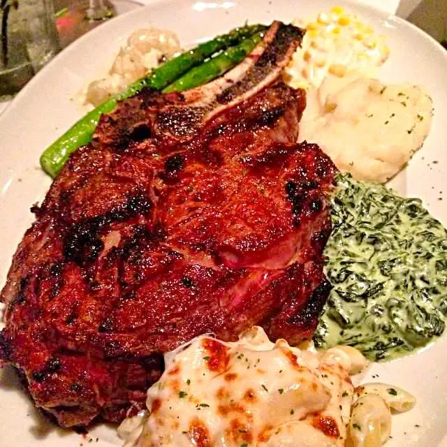 32oz medium rare wagyu beef (finest beef) with sides of cream corn, asparagus, lobster mac and cheese, mash and spinach and gnocchi.|CHUENCHAIさん