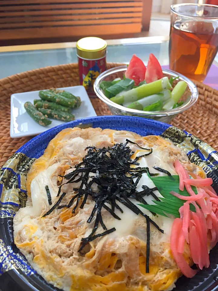 疲れて作る気力ないのでスーパーの親子丼、テキトーサラダといんげんゴマ和え^^;|Tomomi Booさん