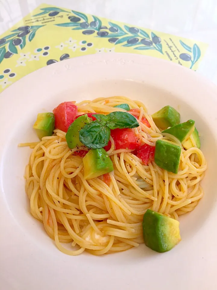 Snapdishの料理写真:遅めランチ🍴モッツァレッラとアボカド、フレッシュトマトのパスタ🍅🍃|まみりんごさん