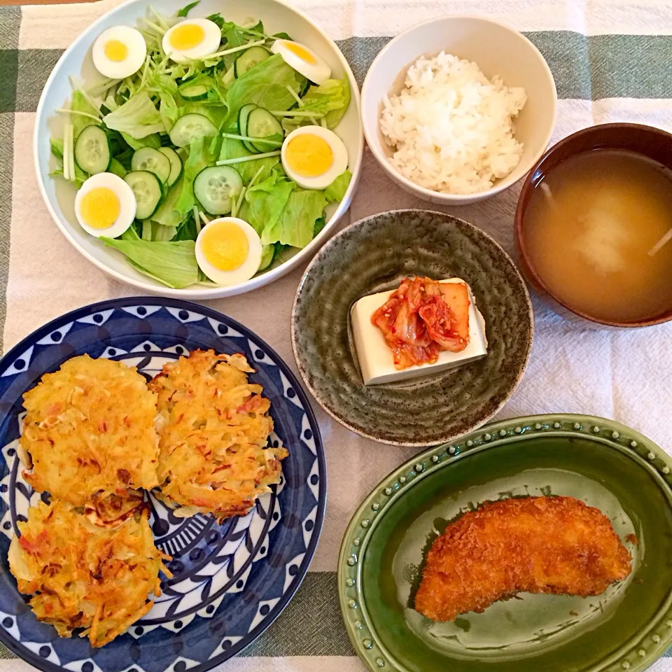 Snapdishの料理写真:キャベツとジャガイモのチーズ焼き＆キムチのせ冷奴＆サラダ＆差入れチキンカツ＆納豆|ゆーみんさん