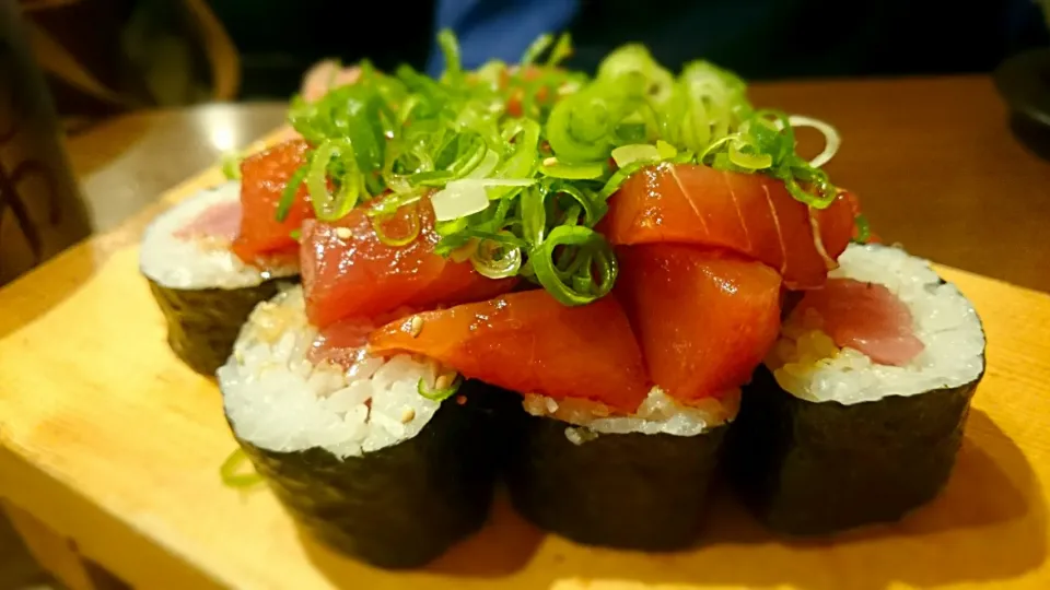 魚屋台　とっつぁんにて。こぼれそうな中落ちまぐろのお寿司。|tomingさん