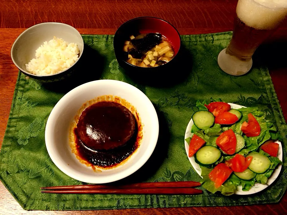 四種のチーズ入り煮込みハンバーグ〜デミグラスソース〜 サラダ お味噌汁 玄米入りご飯 ビール|Ａｋａｒｉ♡さん