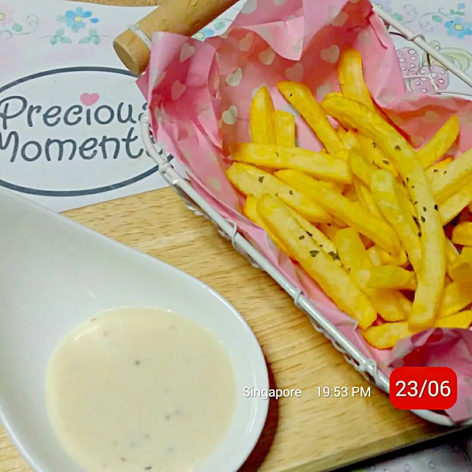 French Fries Sprinkled With Pink Salt and Dried Basil|Chua Jeanさん