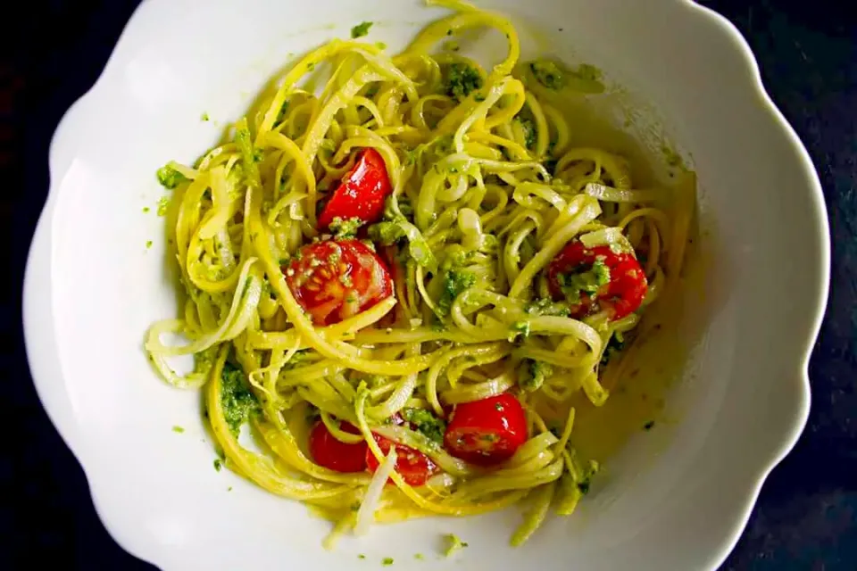 Raw Basil Pesto Vegan Yellow Squash Noodles  made with Organic Raw Sprouted Watermelon seeds made by Go Raw foods. 
 #rawfoodie #rawfood#basil#watermelonseeds #|lisaさん