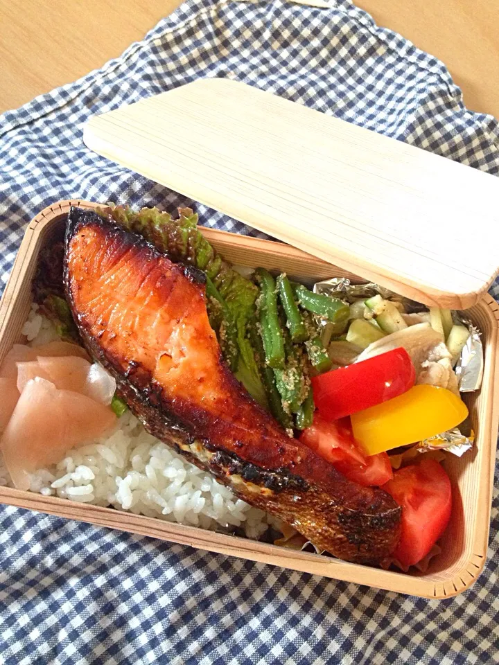 今日のお弁当。鮭の塩麹焼、豚しゃぶサラダ、インゲンほか。|Junさん