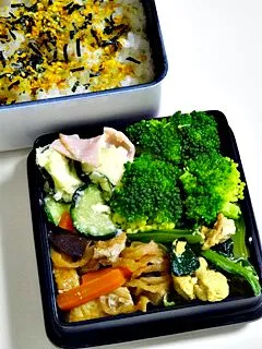 お弁当（のり玉かけご飯、にら玉、切り干し大根の煮物、ポテトサラダ、ブロッコリー）|すーさん