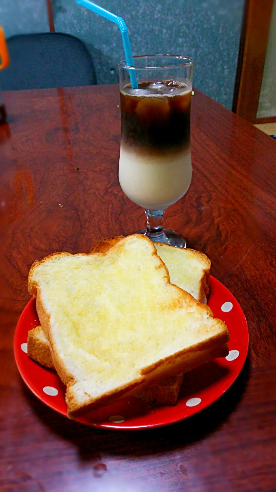 朝ごパン  トーストとカフェオレ|honoshowさん