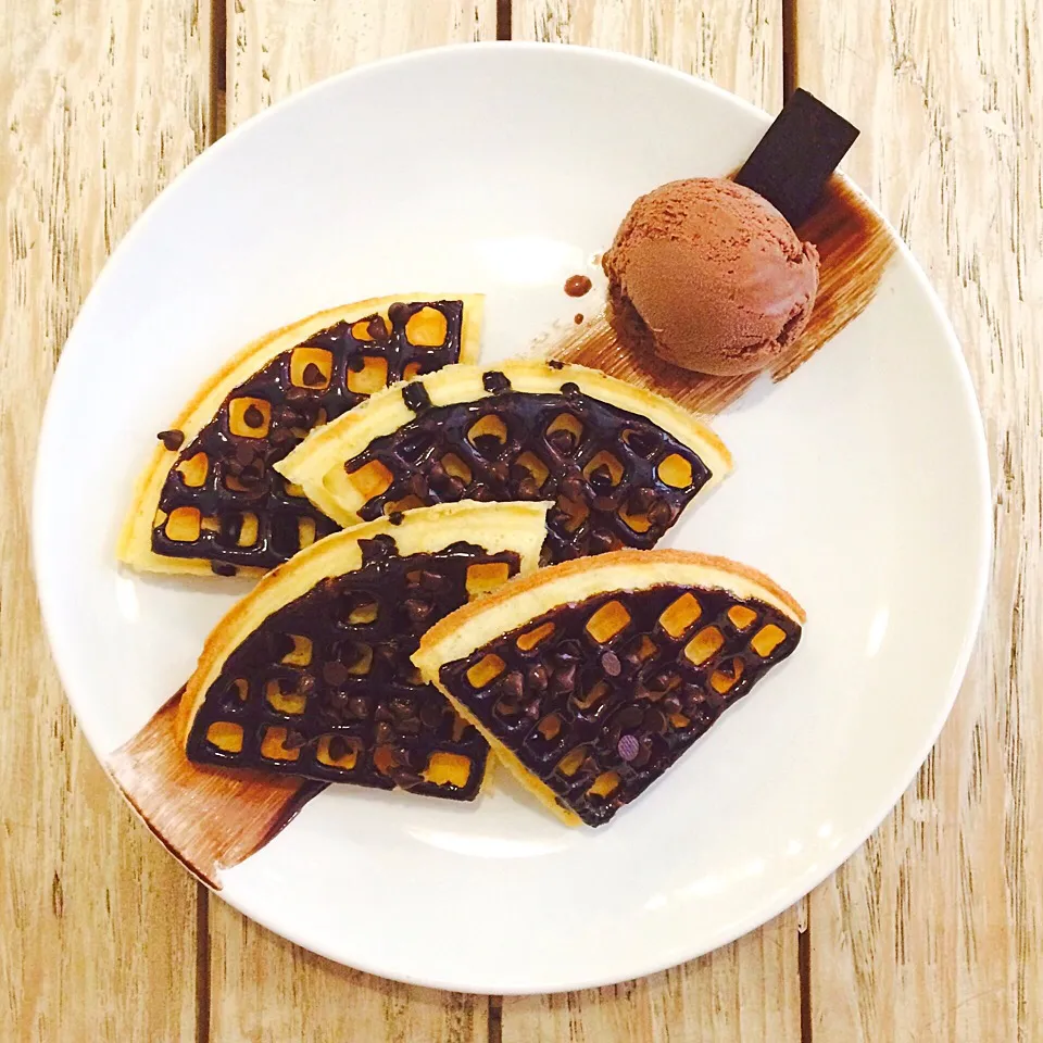 Choco Chips Waffle with Chocolate Ice Cream 🍫|Intan Dewantaryさん