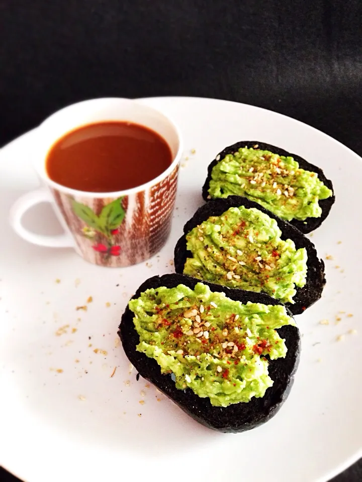 Smashed avocado on squid ink toast|coxiella24さん