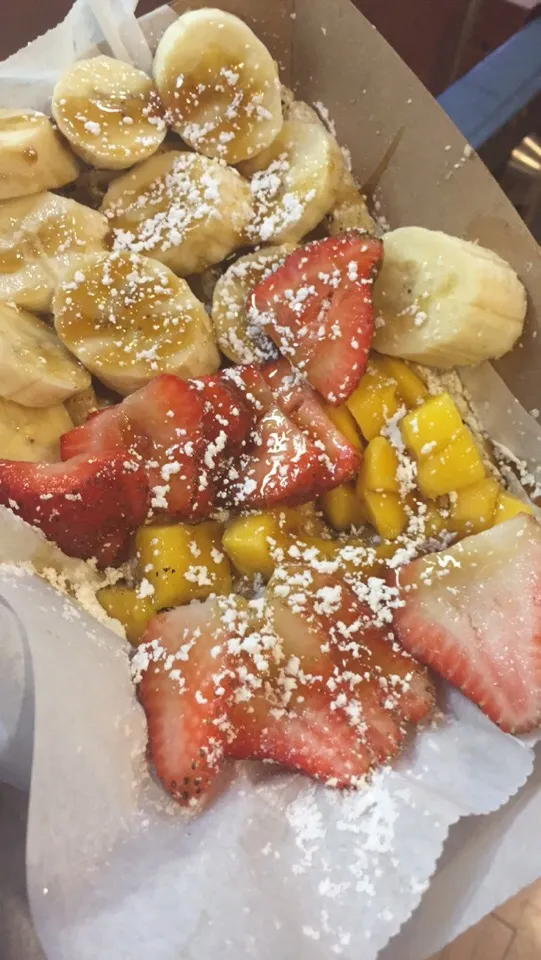 Strawberry, mango, banana waffles|Malcolm Spaceleeさん