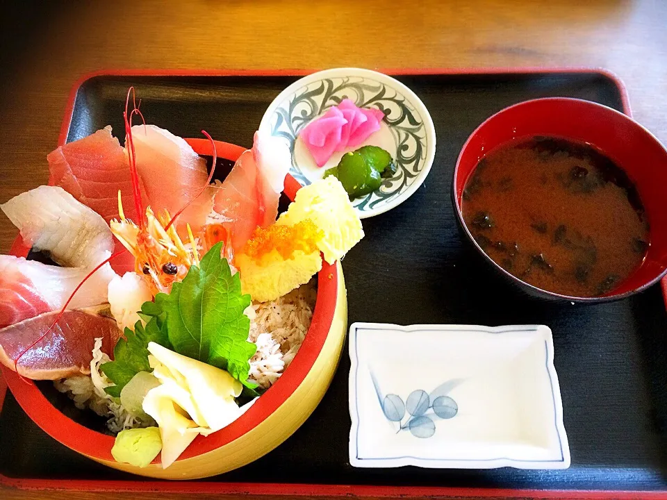 魚屋の海鮮丼(上)|みやさん