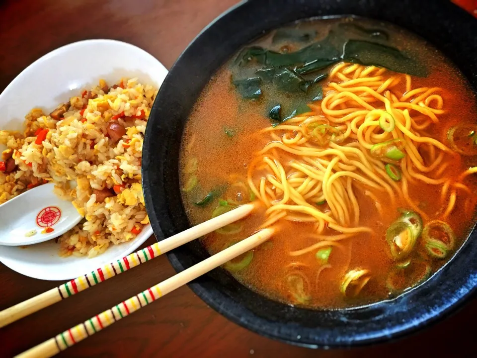 海老味噌ラーメンと真・チャーハン|Pongchang  Hageoraさん