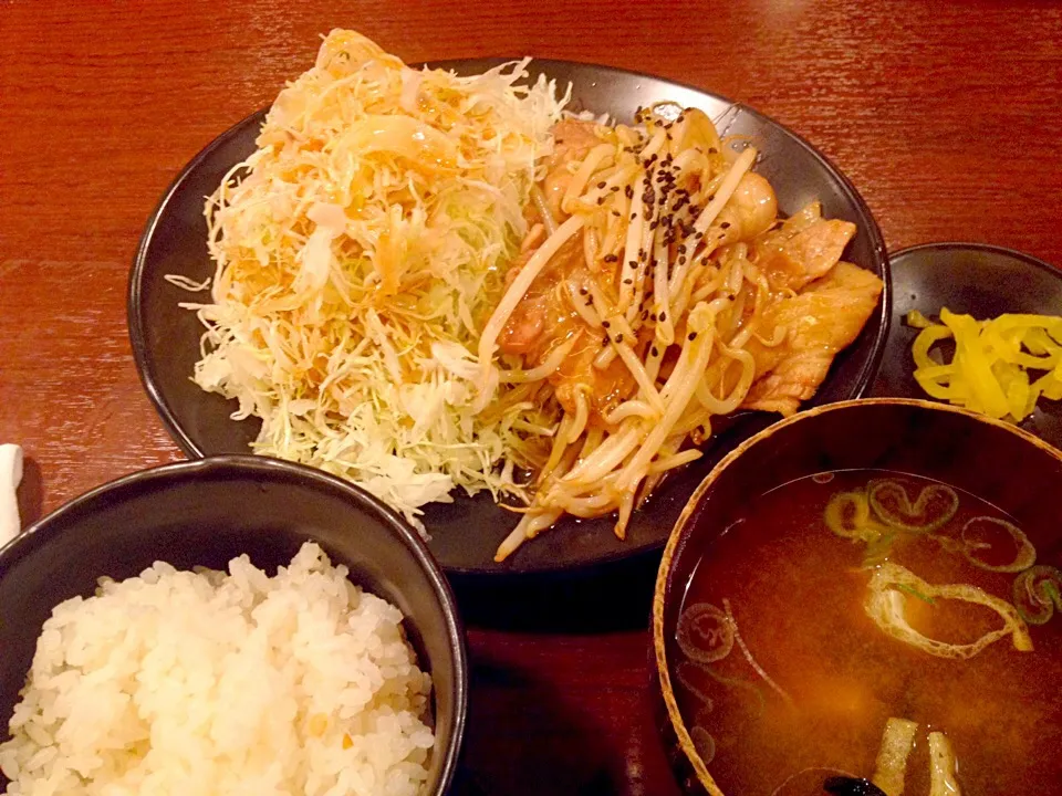 豚バラのバター醤油炒め定食800円也|秋山知隆さん