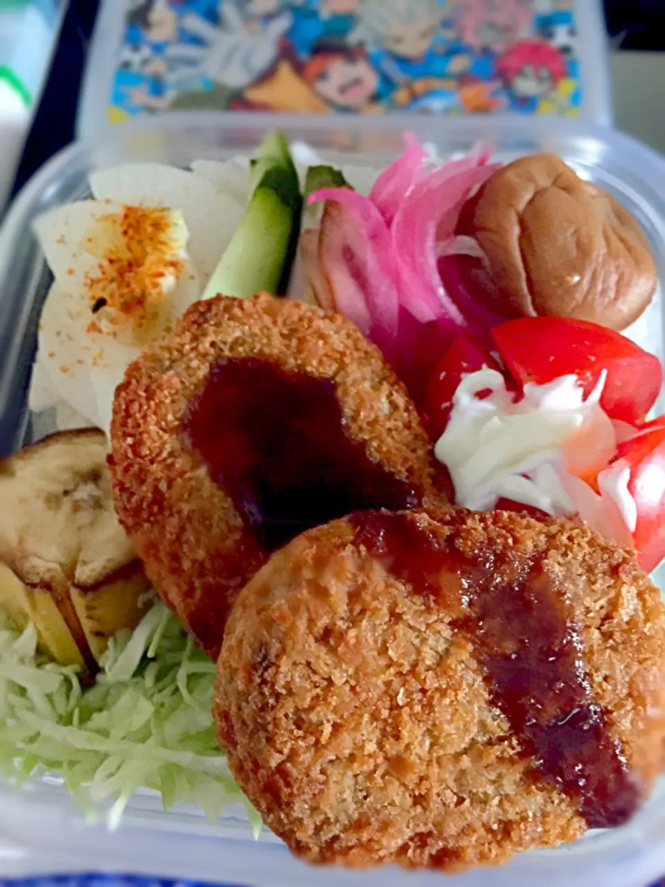 パパお弁当🍱  メンチカツ、キャベツサラダ、ミニトマト、紫玉葱とキュウリの酢漬け、大根の生姜漬け、梅干し、バナナ|ch＊K*∀o(^^*)♪さん