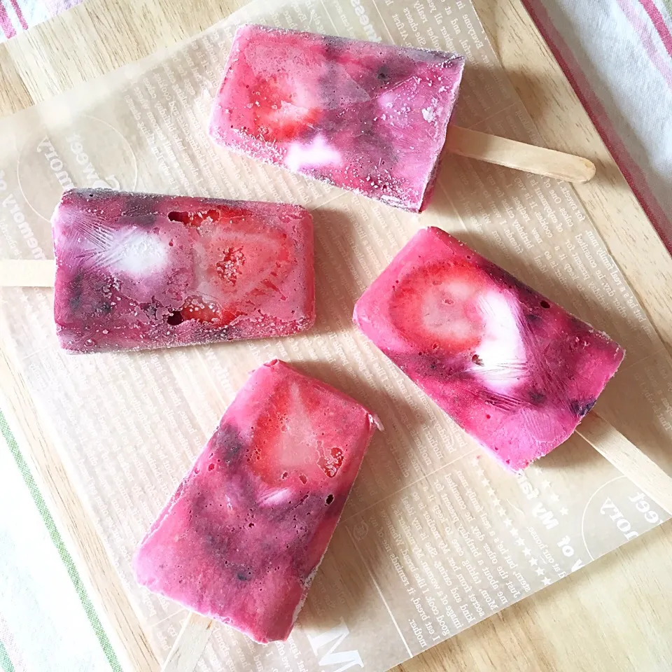 Homemade Berries Yogurt Popsicles|Prisca Erさん