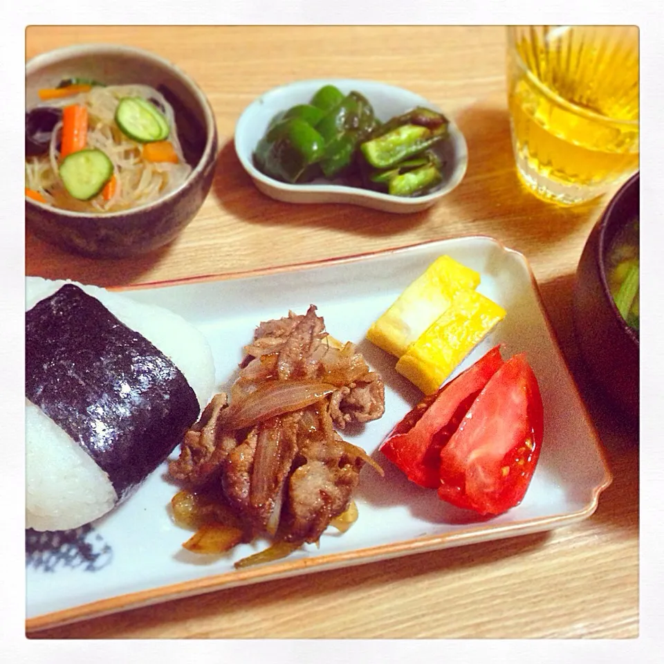 おにぎり／豚肉の生姜焼き／玉子焼き／トマト／春雨サラダ／ピーマンの焼き浸し／小松菜と舞茸のみそ汁|mogwaiさん