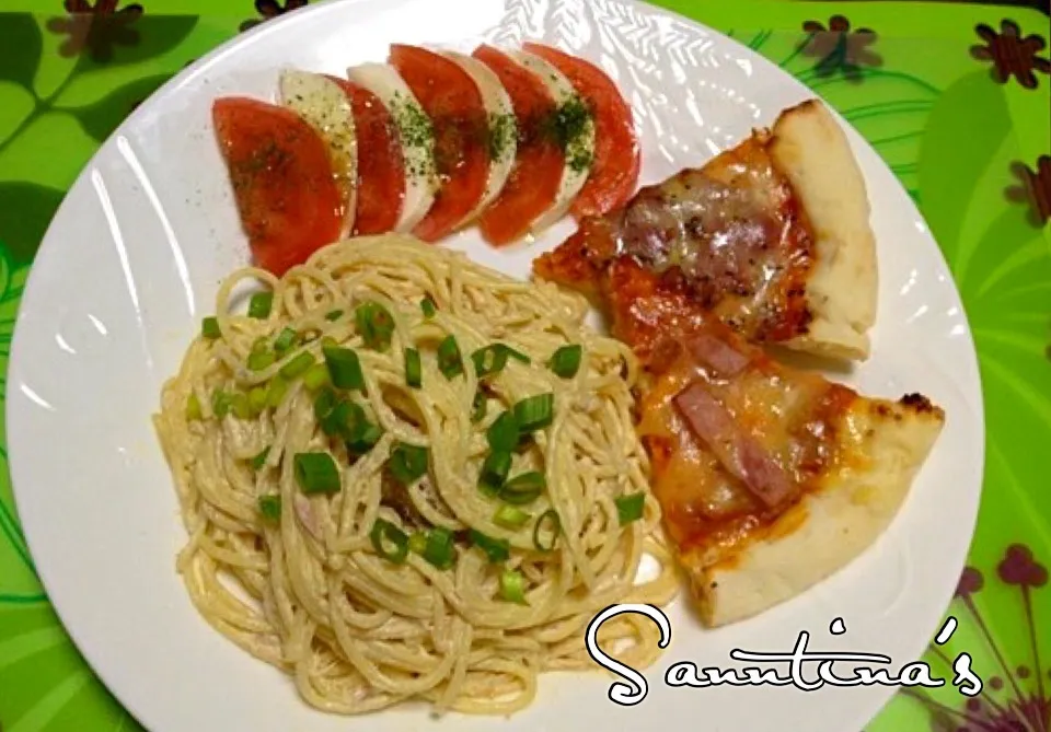 Snapdishの料理写真:✨🍝TUNA Spaghetti ,caprese salad & store-bought mini pizza for dinner...ツナスパゲッティ、カプレーゼサラダ&店で買ったミニピザfor 晩ごはん😋✨|🌺Sanntina🌺さん