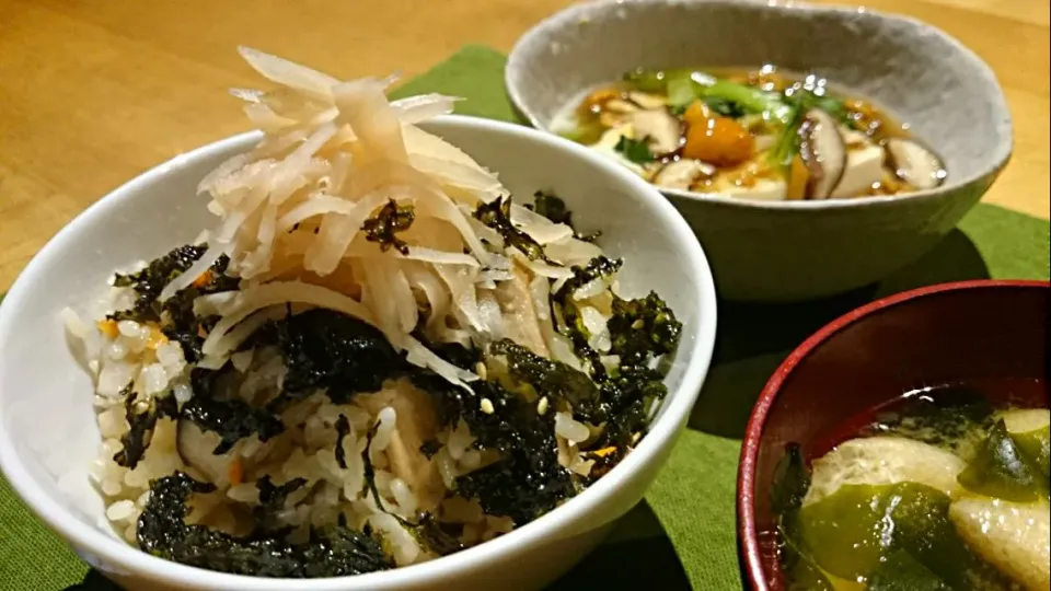 新生姜の甘酢漬けをたっぷりのせた炊き込みご飯|こんさん