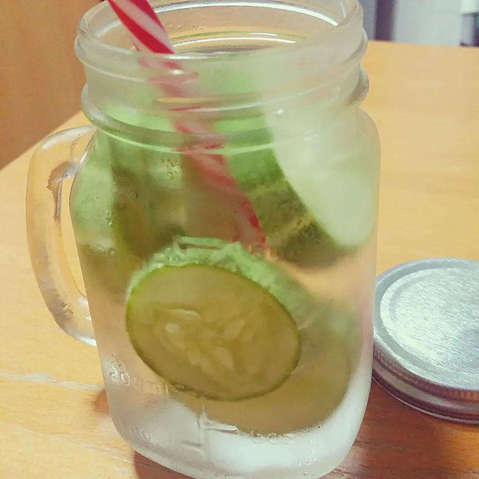 Cucumber Infused Water~So refreshing on a hot hot day 🌞 Drinking cucumber water for weight loss is also very popular recently because it works well. #infusedwat|🍳es diary☕さん