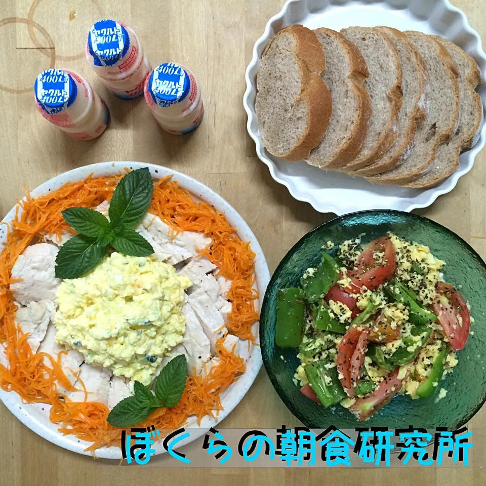 難病！潰瘍性大腸炎を楽しむ！
ぼくらの朝食研究所。
おはようございます！
梅雨の晴れ間は…少し幸せを感じます。

本日、蒸し鶏のタルタルソース、人参ナムル、トマトと焼きピーマンのアマニ油和え、グリーンコープのパン、ヤクルトさん。|食キングさん