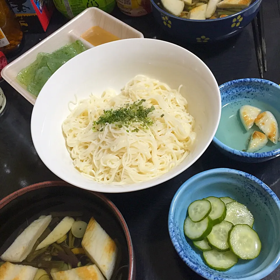 今日の晩ご飯は、笹かまと山菜のつけそうめん、刺身こんにゃく、輪切りきゅうりのピクルス。|ゆえさん