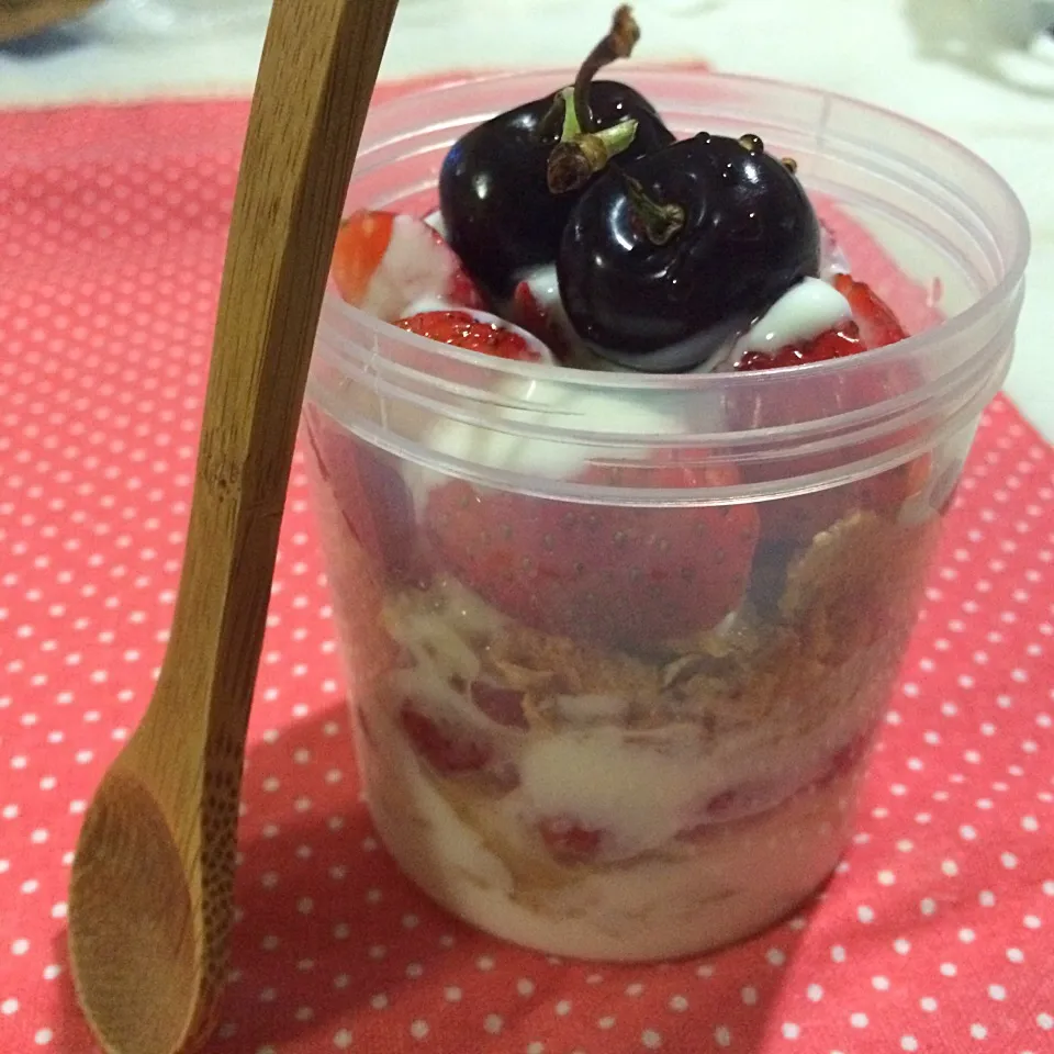 Snapdishの料理写真:Strawberry yogurt parfait|Trish Wongさん