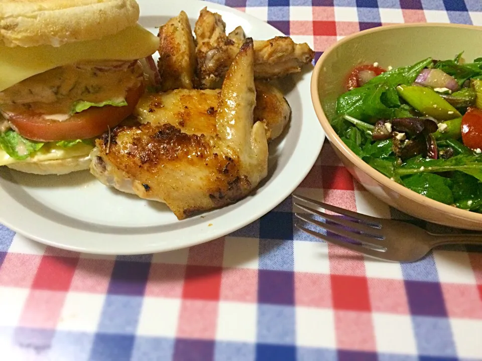 自家製ハンバーガーとミルクオイルのチキンウィング、アスパラサラダHamburger and chicken wing of milk oil. Asparagus salad|Hiroさん