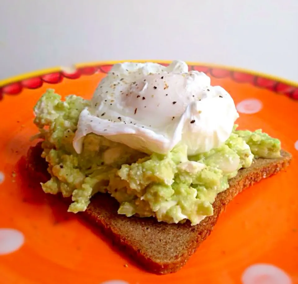 Poached egg. Avocado, feta, onion & lime mash. Rye bread.|Safiraさん