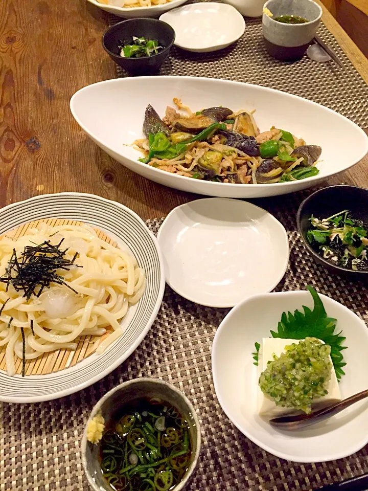 豚切り落としとナス、ピーマンの味噌炒め、ササミと三つ葉のワサビ海苔和え、山形のだし乗せ冷奴、ざるうどん🍃|まみりんごさん