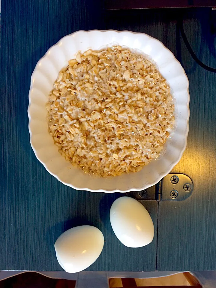 2 HB'd eggs with 1/2 cup oatmeal - Bfast 6/24/2015|lucasさん