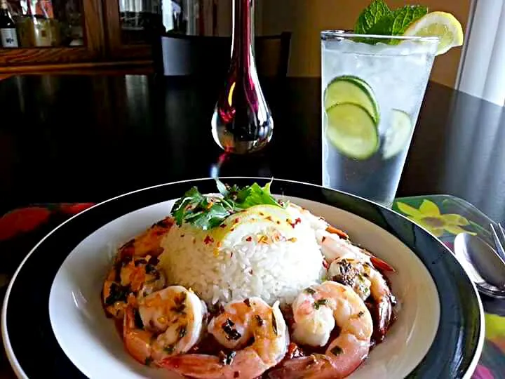 Snapdishの料理写真:garlic shrimp and rice|CHUENCHAIさん