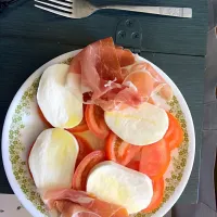 Snapdishの料理写真:Mozzarella, tomatoes, prosciutto, olive oil, salt - Lunch 6/24/2015|lucasさん