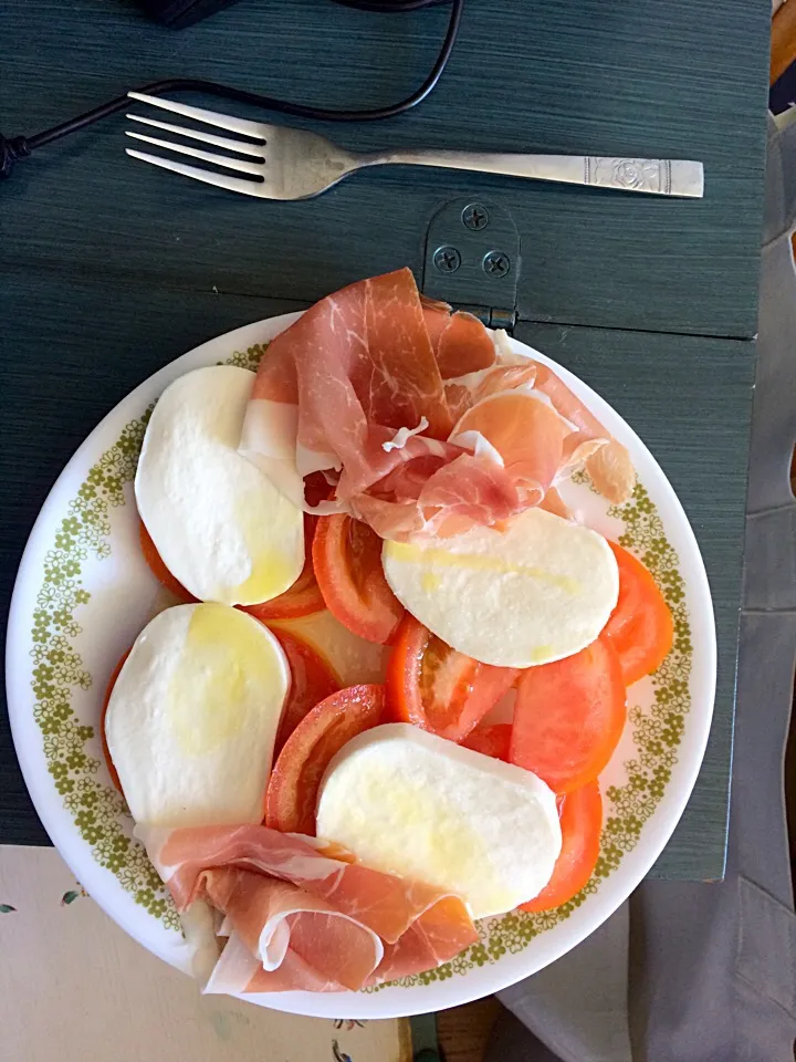 Mozzarella, tomatoes, prosciutto, olive oil, salt - Lunch 6/24/2015|lucasさん