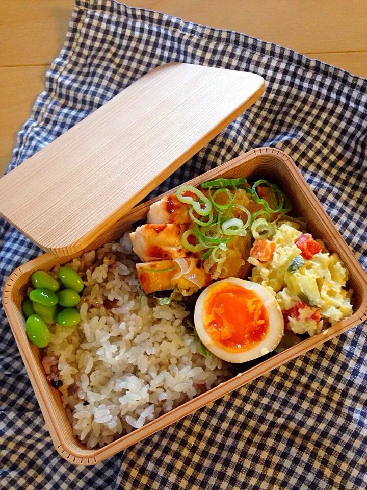 Snapdishの料理写真:今日のお弁当。鶏胸肉の塩麹焼、塩レモンのポテトサラダ、煮卵。|Junさん