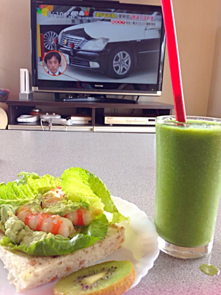 Snapdishの料理写真:Kiwi smoothie & Avocado deep  shrimp sandwich ♡|viviさん