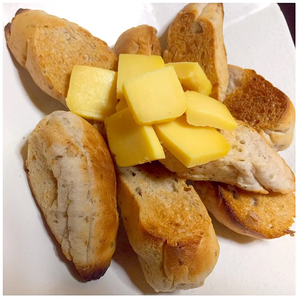 Baked Walnut bread and cheddar cheese|Mariadeenahさん